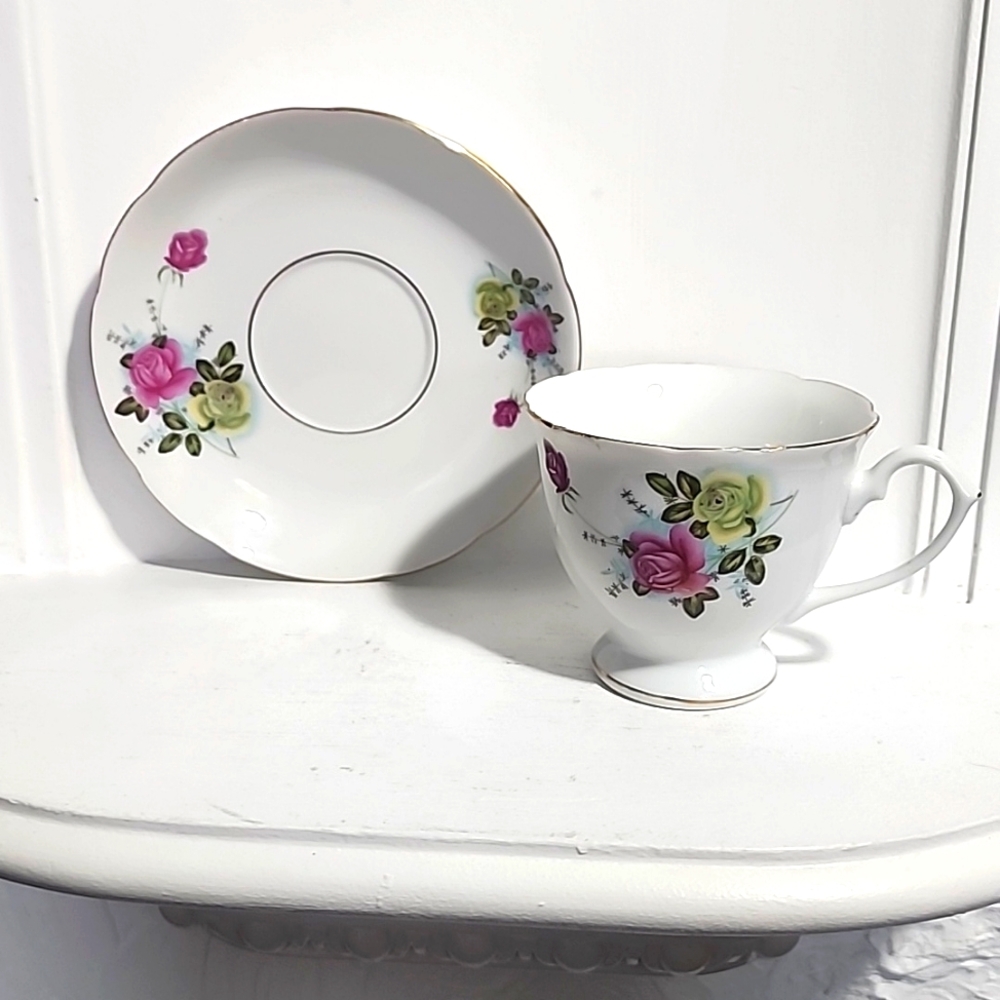 Collector tea cup and saucer red roses gold trim - footed